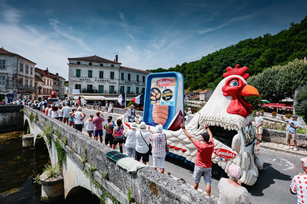 Char cocotte Cuisson Express traversant un pont lors d'une étape du Tour de France Char Cuisson Express Le Gaulois