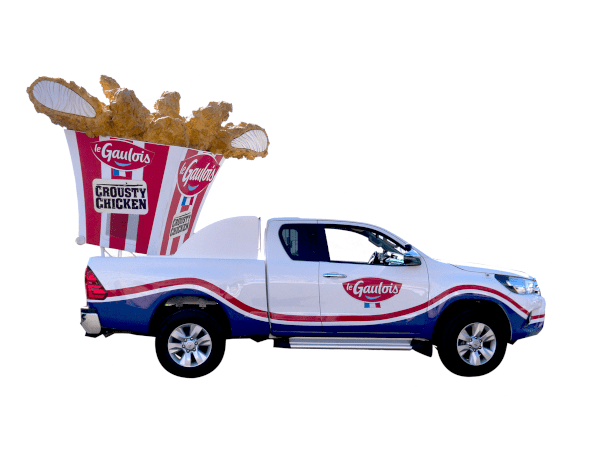 Char "La crousty mobile" avec une box de crousty chicken Le Gaulois