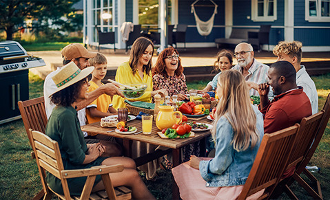Photo d’une famille prenant le repas du midi.