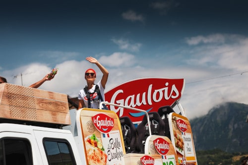 Photo de Mylène sur un char Cocotte Le Gaulois