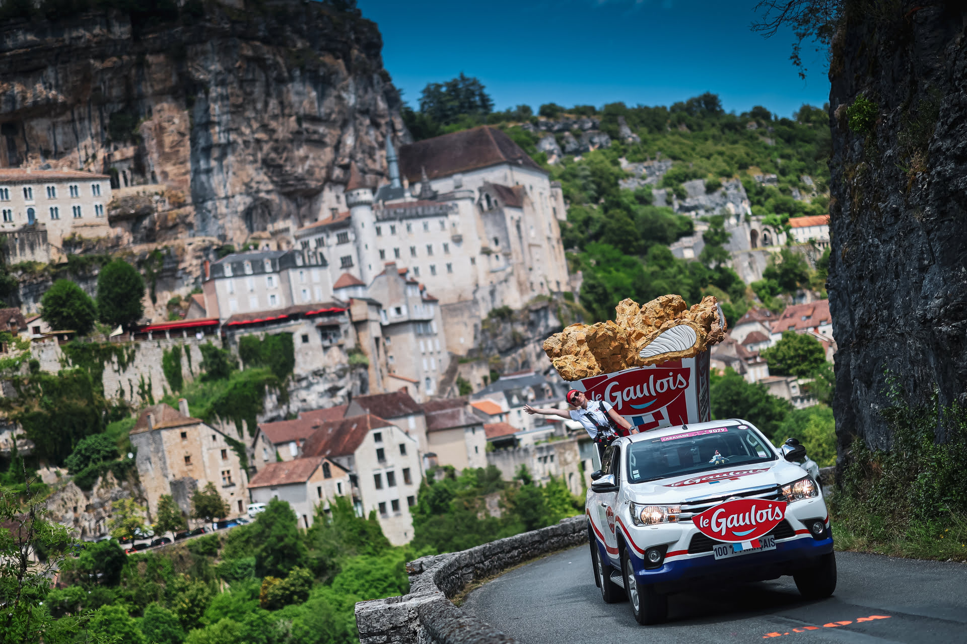 Char de la caravane Le Gaulois Char 'La crousty mobile' qui traverse un village français pendant le Tour de France
