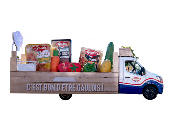 Char " La cocotte roule ma poule" avec les packagings du poulet fumé, des brochettes de dinde, du crousty chicken et de la belle escalope Le Gaulois