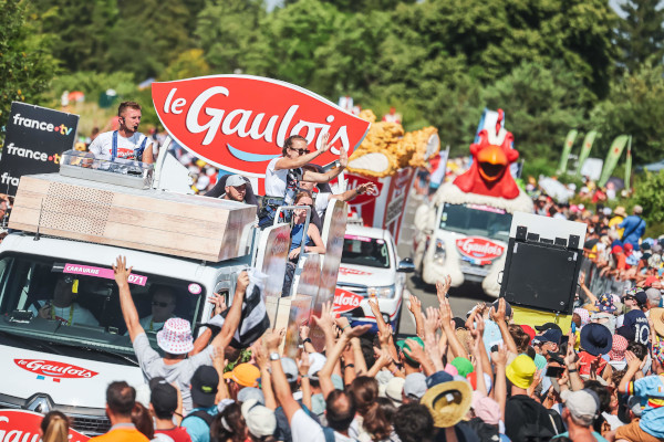 Caravane Le Gaulois au mileu des supporters du Tour de France Chars de la caravane Le Gaulois