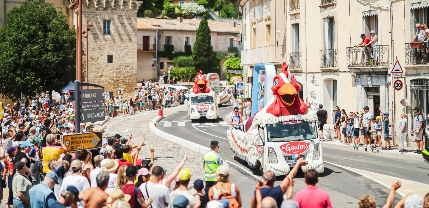 Caravane publicitaire Le Gaulois qui défile sur les bords des routes du Tour de France