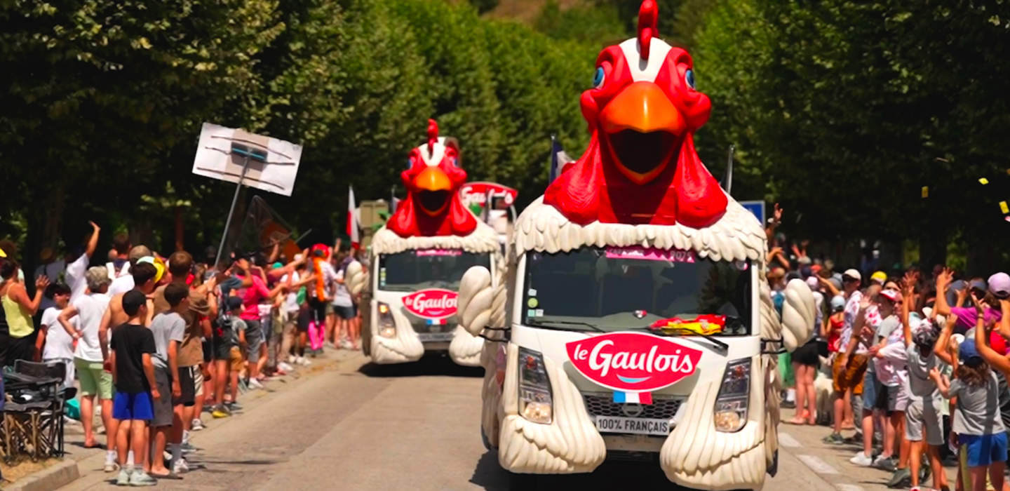 Caravane publicitaire Le Gaulois qui défile sur les bords des routes du Tour de France
