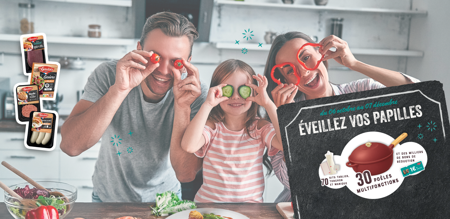 Famille qui prépare un plat avec un produit Le Gaulois de la gamme Brasserie pour tenter de gagner des cadeaux culinaires