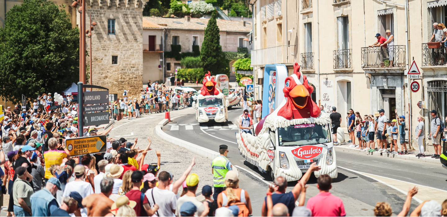Caravane publicitaire Le Gaulois qui défile sur les bords des routes du Tour de France