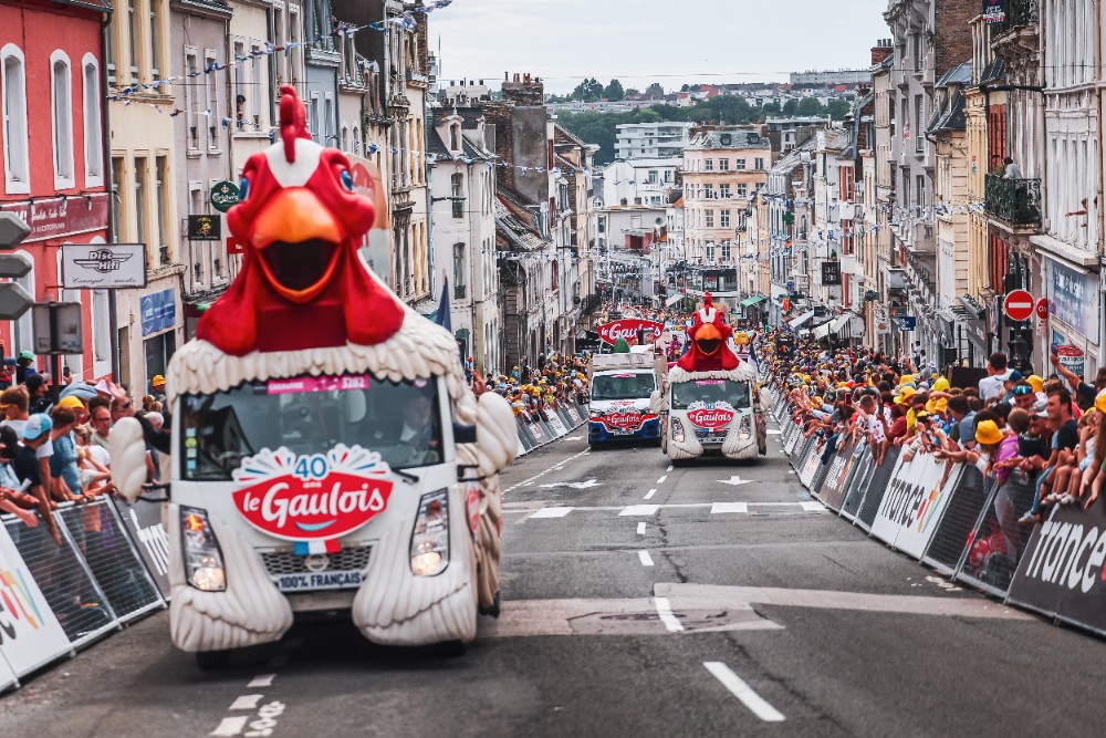 La caravane Le Gaulois qui défile au milieu d'une foule sur les bas côtés