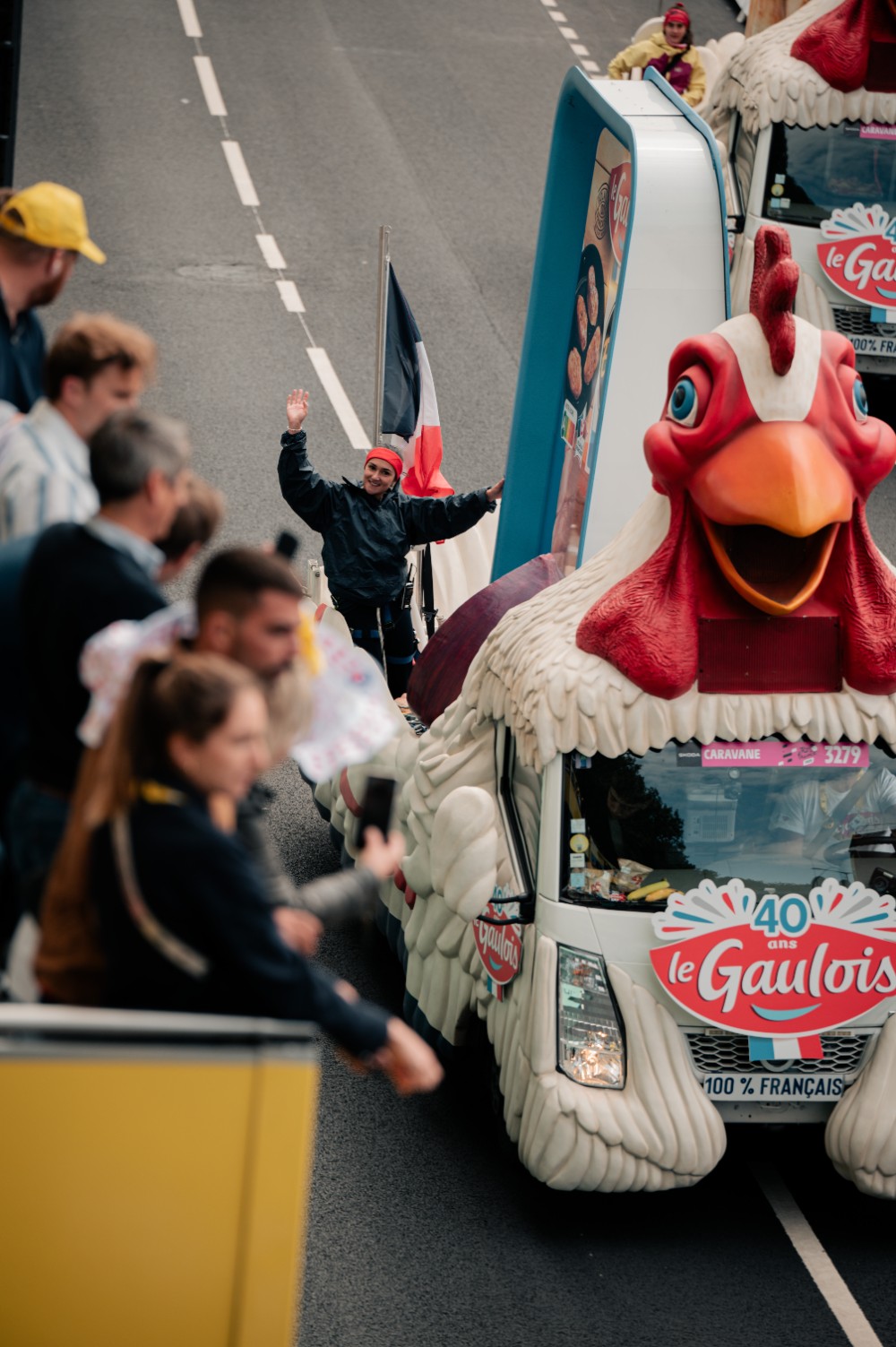 Une caravanière sur un char de la caravane Le Gaulois