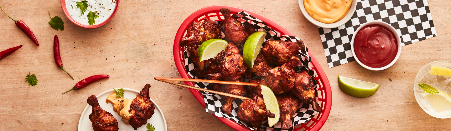 Ambiance culinaire sur les grignottes Le Gaulois Panière fast-food de grignottes mexicaine accompagnés de sauces ketchup, samouraï et yaourt-curry