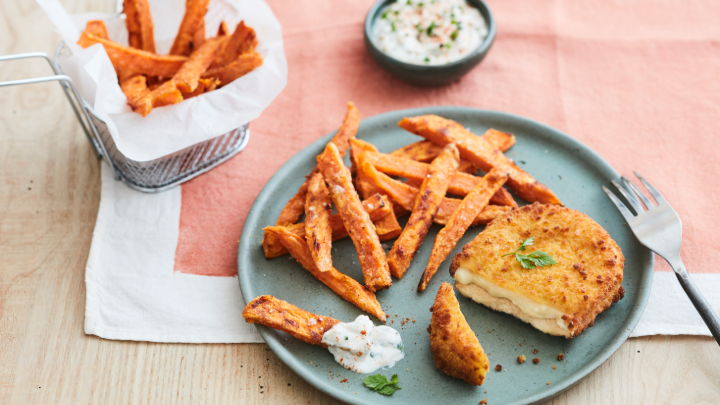Visuel recette d'un croque fromage accompagné de frites de patate douce cuites au four et de sa sauce aux herbes