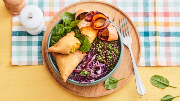 Visuel recette d'un Buddha bowl aux samoussas de légumes accompagné de choux, carottes, épinards et lentilles
