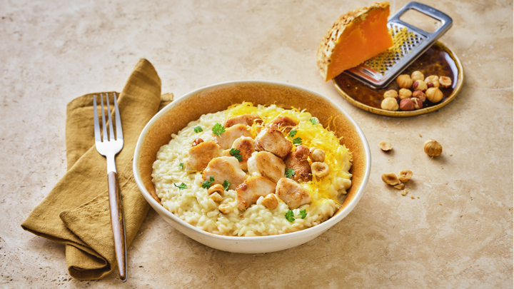 Visuel recette du risotto aux râbles de lapin dorés, sublimé par sa mimolette râpée et ses noisettes concassées