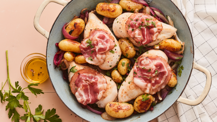 Visuel recette de filets de poulet enroulés de pancetta, accompagnés de pommes de terre Le Gaulois