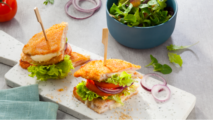 Visuel recette d'un club sandwich au cordon bleu accompagné d'un bol de salade