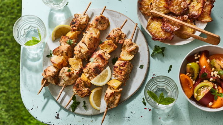 Visuel recette de brochettes façon bouchère thym-citron, accompagnées d’un méli-mélo de tomates colorées et de smashed potatoes Le Gaulois