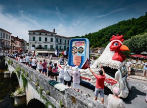 Char cocotte Cuisson Express traversant un pont lors d'une étape du Tour de France