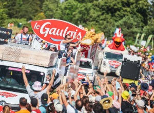 Caravane Le Gaulois au milieu des supporters du Tour de France