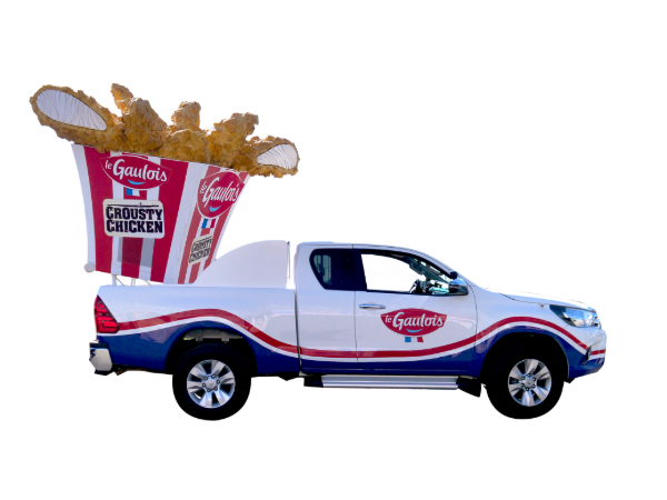 Char " La Crousty Mobile" avec un bucket de crousty chicken Le Gaulois