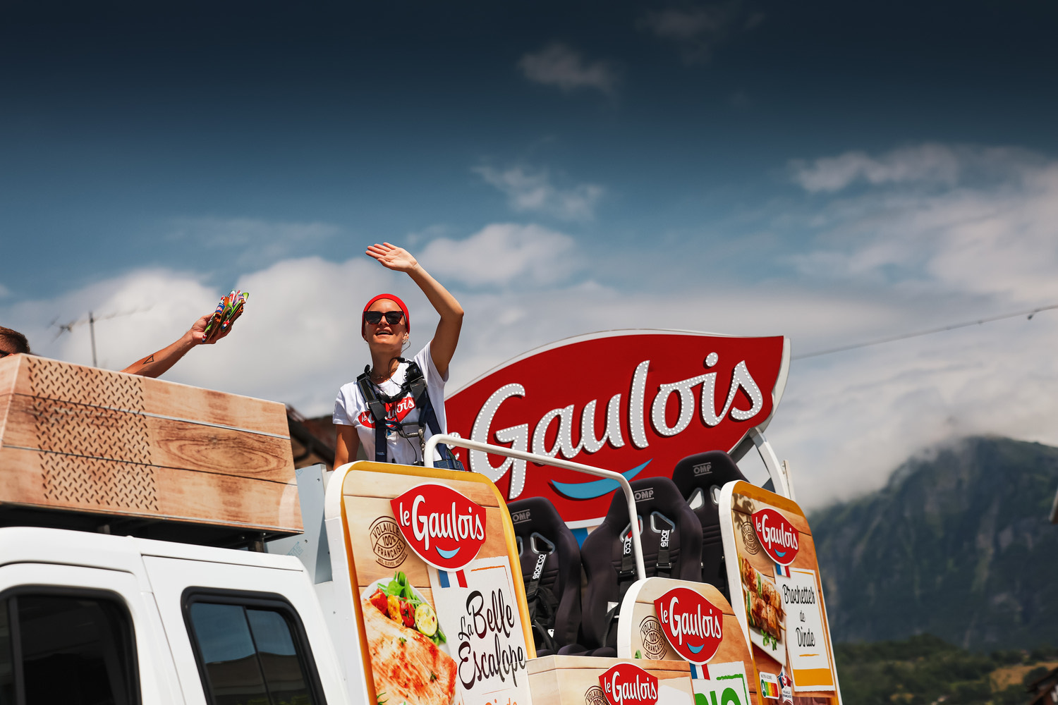 Mylène, distributrice du char Le Gaulois