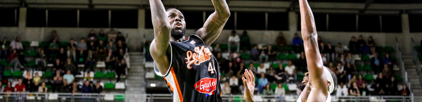 Action d'un joueur de basket du MSB avec Le Gaulois en sponsor sur son maillot