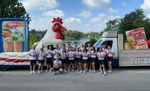 Nos caravaniers devant les chars cocotte Le Gaulois pendant le Tour de France