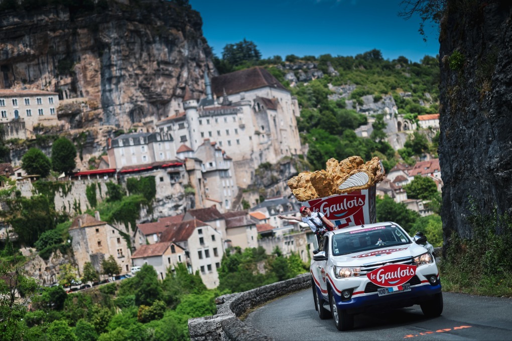 Char 'La crousty mobile' qui traverse un village français pendant le Tour de France