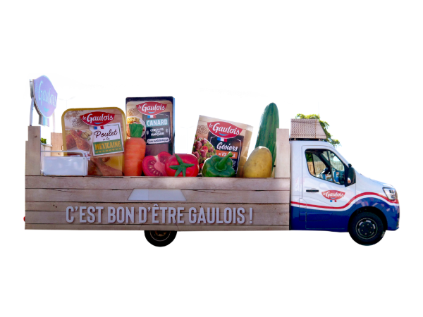 Char " La cocotte multiproduits" avec les packagings du poulet à la mexicaine, du filet de canard et des gésiers de volaille Le Gaulois